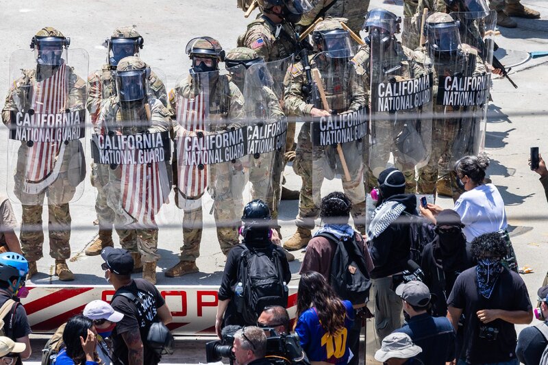 洛杉磯抗議失控！警方使用低致命性武器、加州成川普與民主黨黨爭之地.jpg