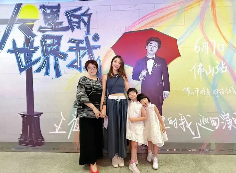 3 李亞男帶兩位女兒支持祖藍.jpg