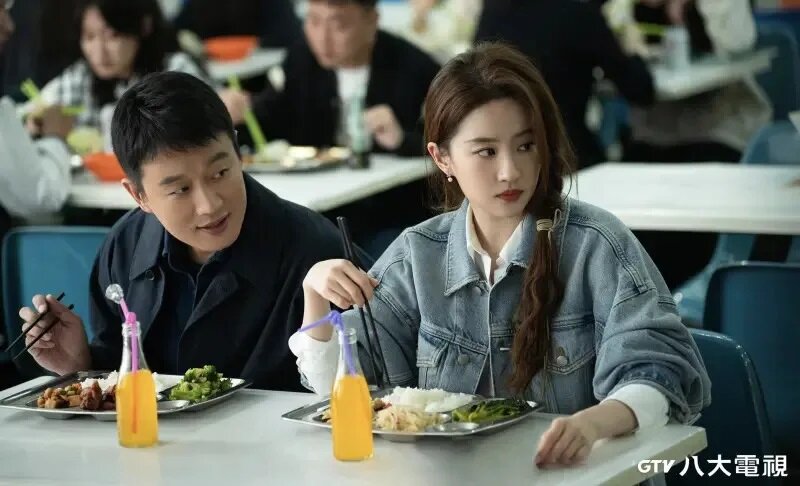 女星劉亦菲（右）在《玫瑰的故事》中飾演女主角，與初戀情人上演激情吻戲，劇中她與4.jpg