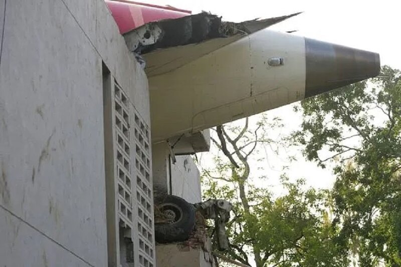 3 印度航空787-8型客機起飛後墜毀，撞進機場旁的青年旅館。.jpg