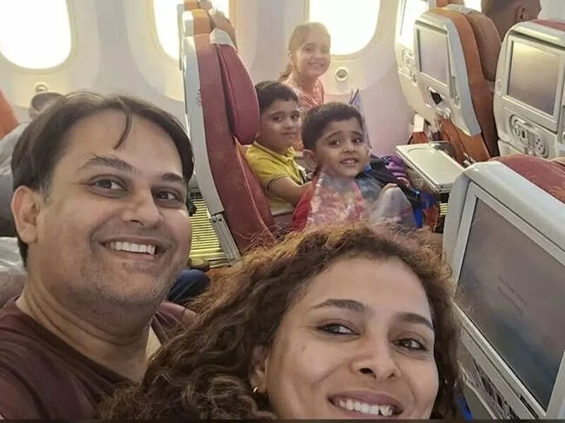 醫師夫妻普拉蒂克喬希與柯米維亞斯，與3名子女搭上印航AI171班機，一家人在機上的自拍.jpg