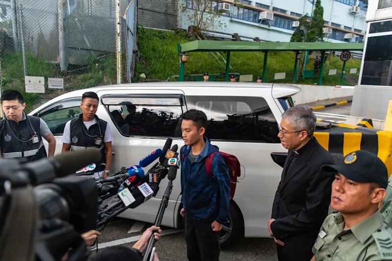 2 陳同佳 2019 年 10 月 23 日刑滿出獄。他在懲教人員帶領下步出壁屋懲教所，接受傳媒.jpg