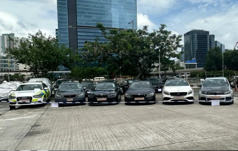 3 警方共扣查多輛涉案私家車。（警方影片截圖）.jpg