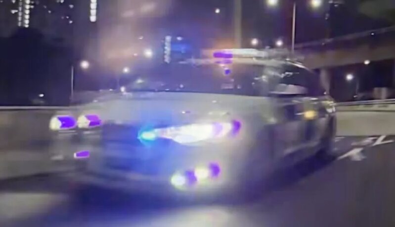 1  退役警車更亮起紅藍燈追隨車群。（網上影片截圖）.jpg