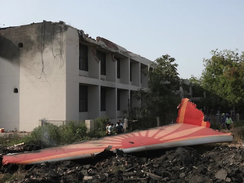 客機撞到被一間公立醫院及一間醫學院用作宿舍的建築物。（路透社資料圖片）.jpg