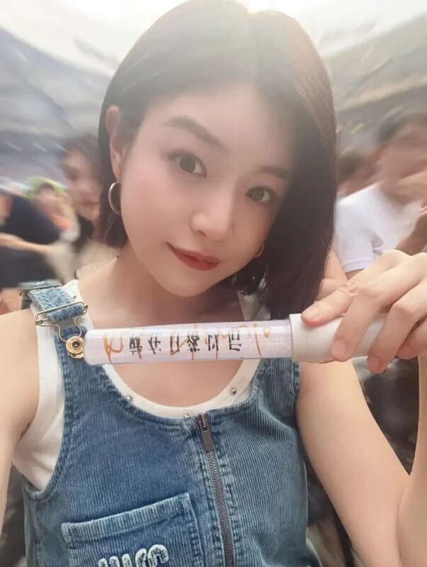 陳妍希（如圖）牛仔裙現身演唱會，10年等待圓夢應援偶像孫燕姿。.jpg