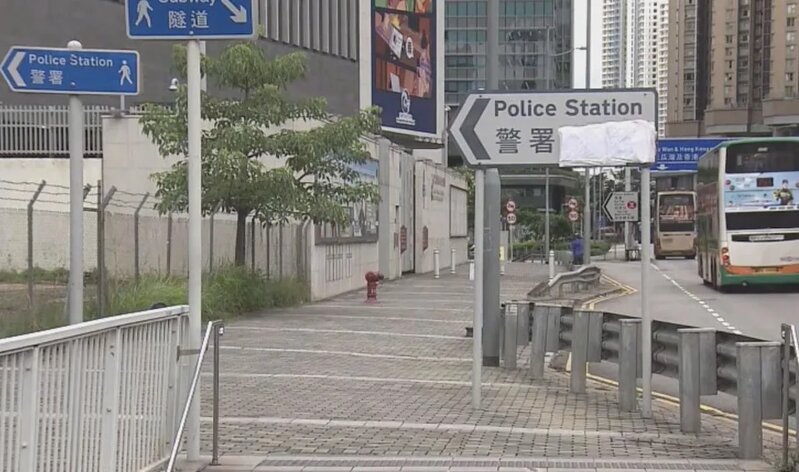 啟德「警署」指示牌遭淋紅油 距東九龍總區總部僅5米.jpg