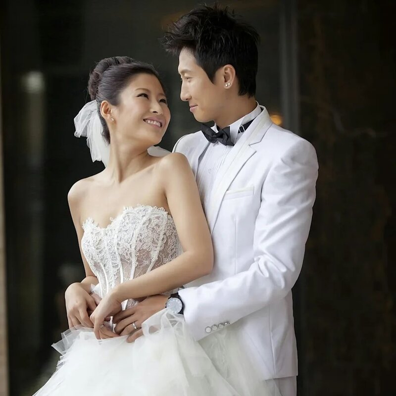2 周家蔚與洪天明結婚13年，對於婚變傳言她指「得啖笑」，強調「我仲係好愛我老公」。.jpg
