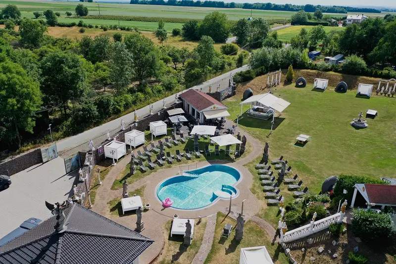 outdoor-drohne-pool.webp