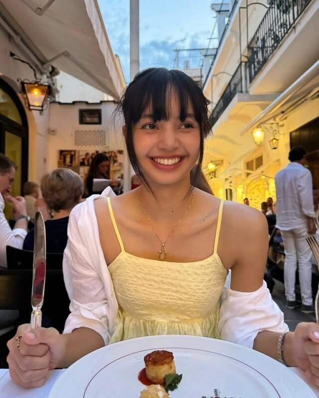 2 在某次夏日 Lisa 的搭配中，他以檸檬黃細肩帶上為主角.jpg