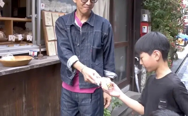 3 木村拓哉（左）把麵包遞給了兄弟倆。.jpg