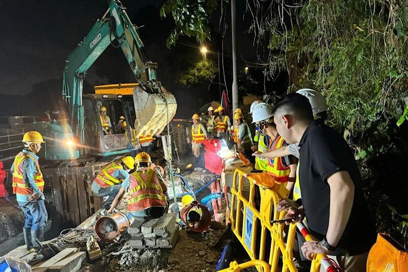 水務署安排約200名工人駁通臨時喉管。(民政事務總署FB).jpg