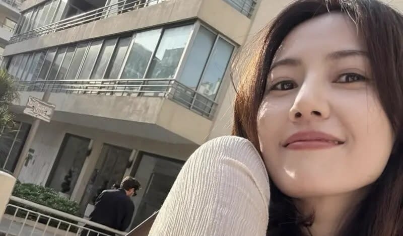 中國女星高圓圓（如圖）近日被拍到帶著女兒Rhea現身北京，母女的互動及女兒的長相成了.jpg