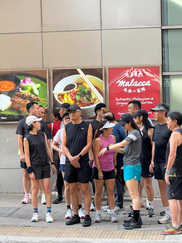 3 發哥等一行十多人在酷熱天氣警告下，在石塘嘴集合開跑。.jpg