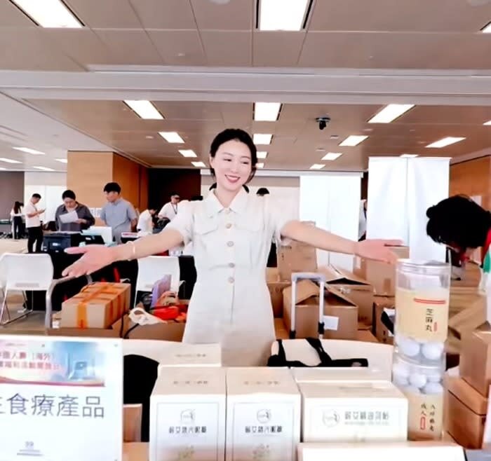 2 馬賽早前在會展擺攤檔推廣其創辦品牌的養生產品。（小紅書@馬賽影片截圖）.jpg