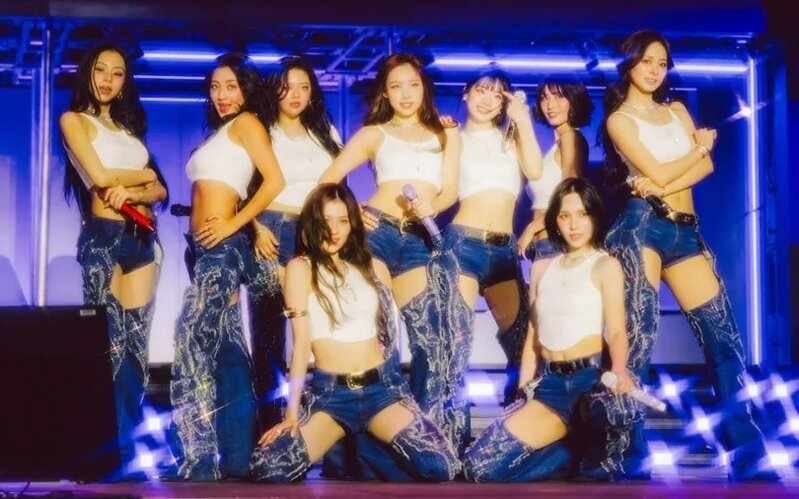 TWICE成腹肌女團.jpg