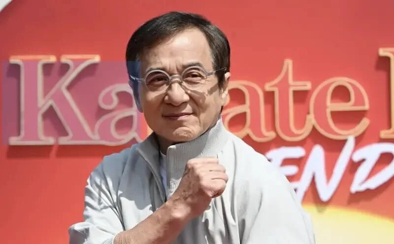 ▲藝人成龍（如圖）先前傳出已升格當阿公，但消息尚未證實。近日他與兒子房祖名一同現.jpg