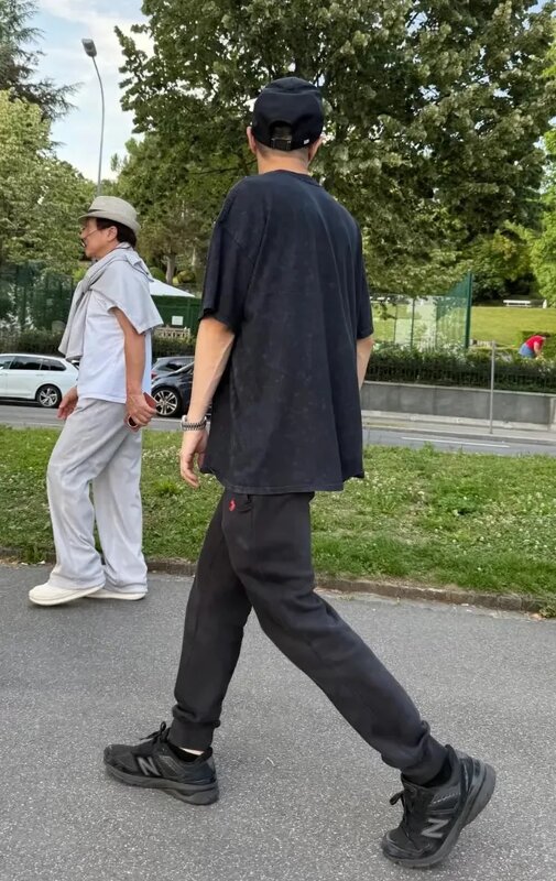 ▲成龍（左）與房祖名（右）在瑞士街頭現身，氣氛悠閒自在。（圖／翻攝自小紅書）.jpg