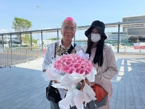 2 李龍基接Chris出冊。.jpg