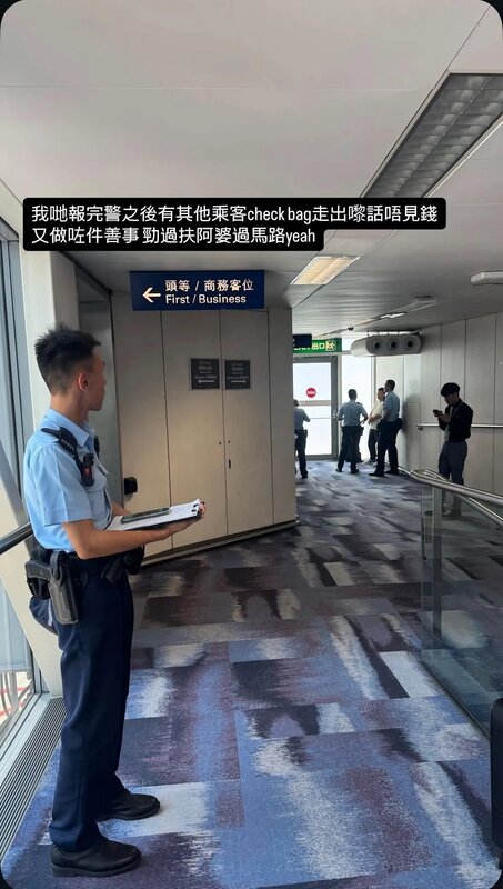 2 網民上載的照片所見，最少四名警員到場調查，並指報警後亦有乘客稱發現現金不翼而飛.jpg