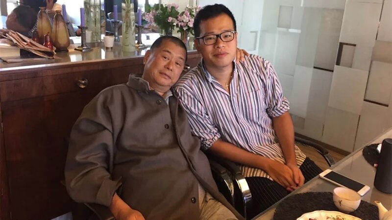 3 黎崇恩年輕時與父親合照。 （facebook).jpg