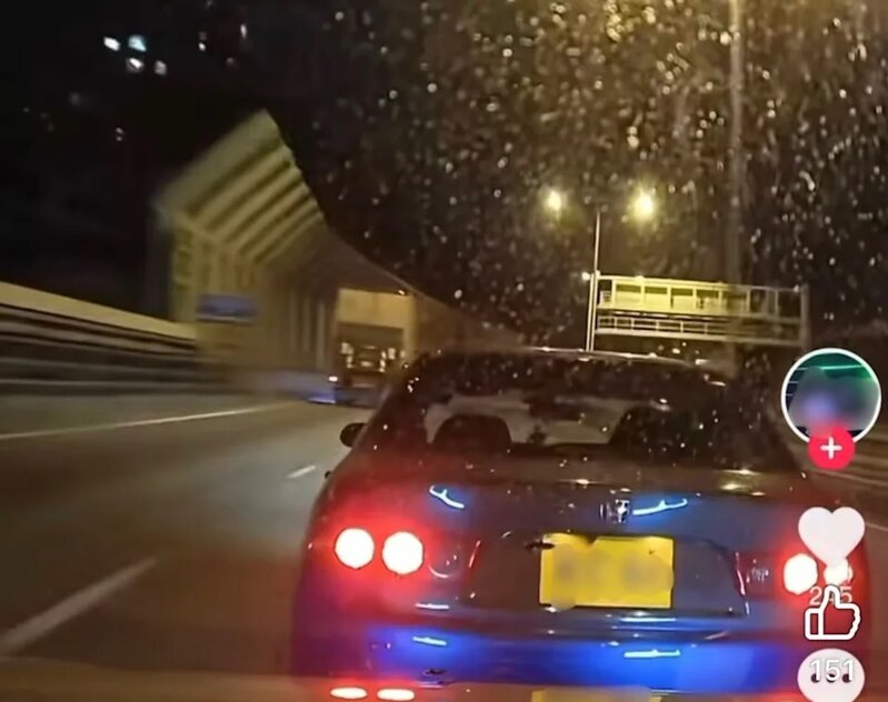 1 片中藍色本田 Accord 房車在屯門公路飛馳，兩車前後距離極近。.jpg